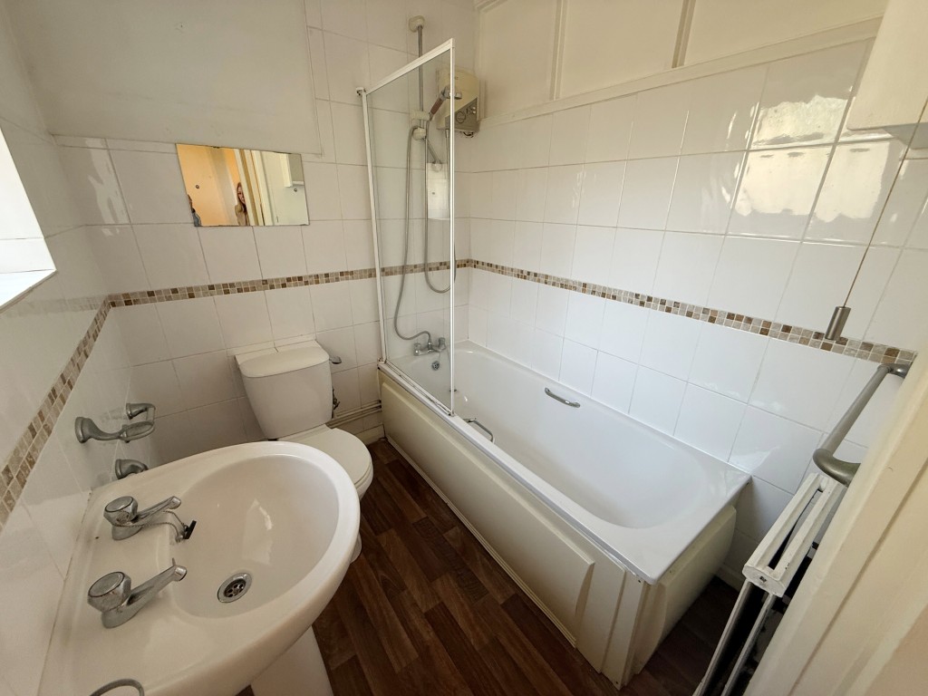 Lot: 165 - LOWER GROUND FLOOR FLAT FOR REFURBISHMENT - Bathroom with W.C.